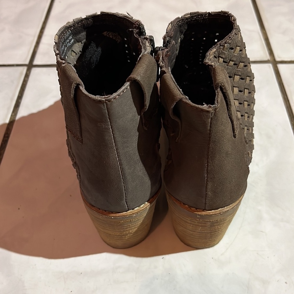 Journee Signature Devine Women's Peep Toe Leather Ankle Boots - Picture 8 of 14